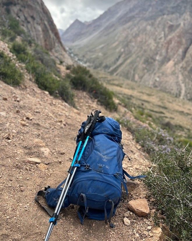 Mochila y bastones de trekking